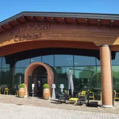 Show Room Ca' Maiol, un'elegante cantina con ampie vetrate e arredi esterni invitanti.