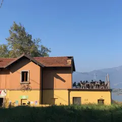 Un locale con tavoli all'aperto e vista sul lago d'Iseo, dove si respira l'atmosfera delle cantine locali.