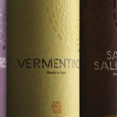 Etichetta vino esempio: bottiglie di Negroamaro, Vermentino, Salice Salentino e Primitivo, con dettagli dorati e texture uniche.
