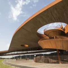 Edificio moderno con scala a chiocciola in corten, tra le cantine più belle Toscana.