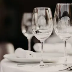 Due calici d'acqua e vino, pronti per una cena. Le differenze tra i calici sono sottili, ma importanti per l'esperienza.