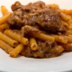 Piatto di pasta con ragù di carne, perfetto come vino da abbinare alla genovese.