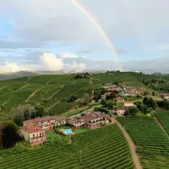 Tenuta Cucco, un'oasi tra le vigne con un arcobaleno che abbraccia il cielo. Un luogo da sogno.