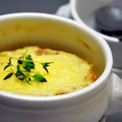 Zuppa di cipolle gratinata, perfetta con un vino bianco secco. Un classico confortante.