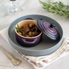 Un saporito stufato di manzo, perfetto per un vino per bourguignonne, servito in una cocotte viola con rosmarino.