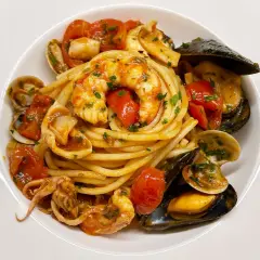Spaghetti allo scoglio con gamberi, cozze e vongole, un piatto perfetto per un abbinamento vino bianco fresco.