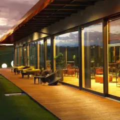 Un perfetto aperitivo nel Monferrato con vista sui vigneti al tramonto. Tavolini e comode sedute sulla terrazza in legno.