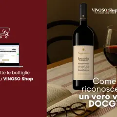 Bottiglia di vino Brunello di Montalcino, con la sua origine DOCG ben visibile. Un calice di vino rosso e un libro aperto invitano a scoprire la qualità.