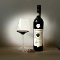 Un calice di Barbera d'Asti Mysterium e la sua bottiglia, un assaggio delle migliori cantine Asti.