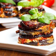 Parmigiana di melanzane, un classico. Cosa abbinare? Un contorno fresco o un buon pane per raccogliere il sugo.