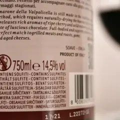 Etichetta di vino Amarone con indicazione "Contiene solfiti" in più lingue.