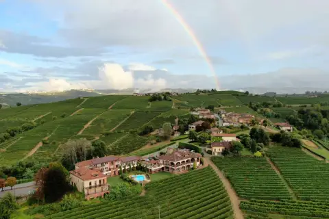 Tenuta Cucco, un'oasi tra le vigne con un arcobaleno che abbraccia il cielo. Un luogo da sogno.