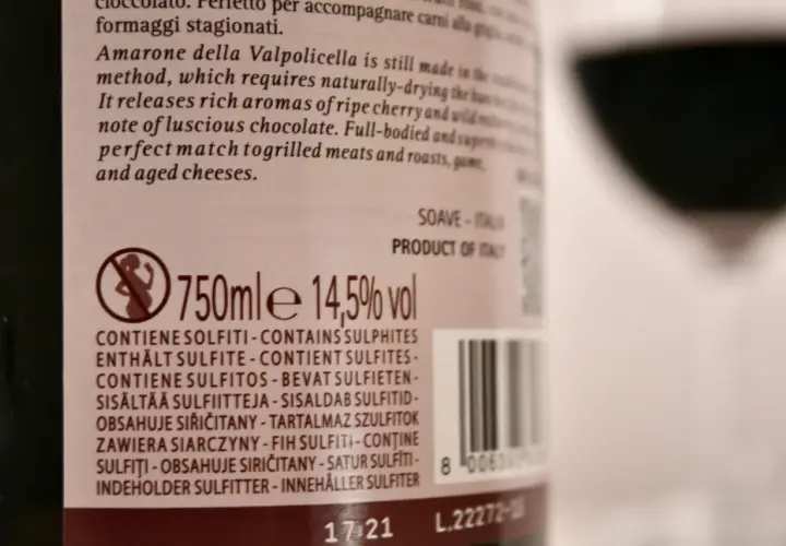 Etichetta di vino Amarone della Valpolicella, 14,5% vol, con indicazione di vino gradazione alcolica minima.