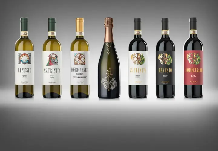 Bottiglie di vino Malvira, tra cui bianchi, rossi e uno spumante, con etichette artistiche che raccontano storie.
