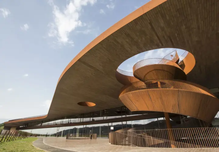 Edificio moderno con scala a chiocciola in corten, tra le cantine più belle Toscana.