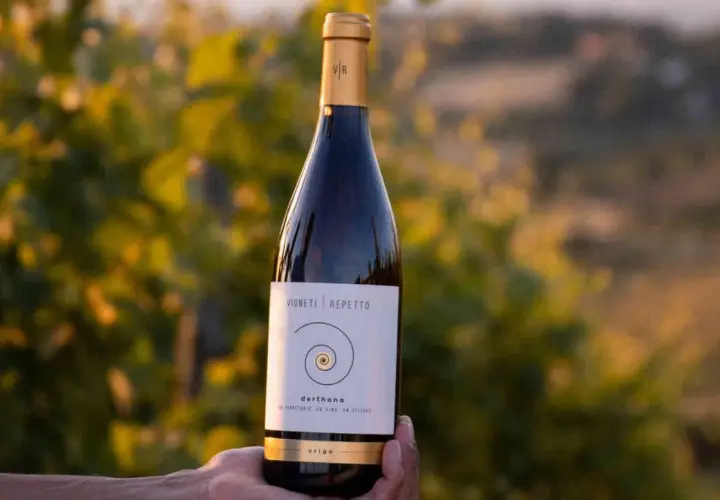 Bottiglia di Timorasso Derthona, perfetta per i tuoi abbinamenti gastronomici. Vigneti Repetto, un vino da scoprire.