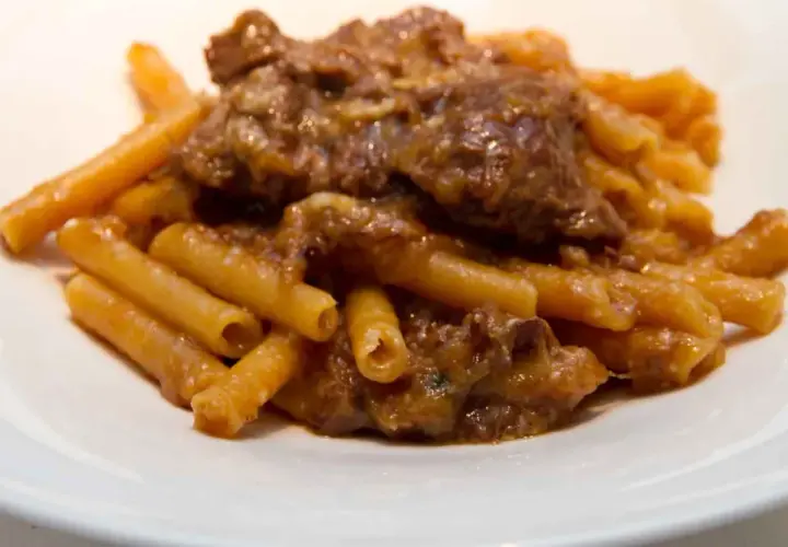 Piatto di pasta con ragù di carne, perfetto come vino da abbinare alla genovese.