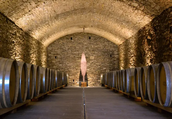 Le cantine Chianti, con le loro volte in pietra e file di botti, custodiscono il tesoro del vino.