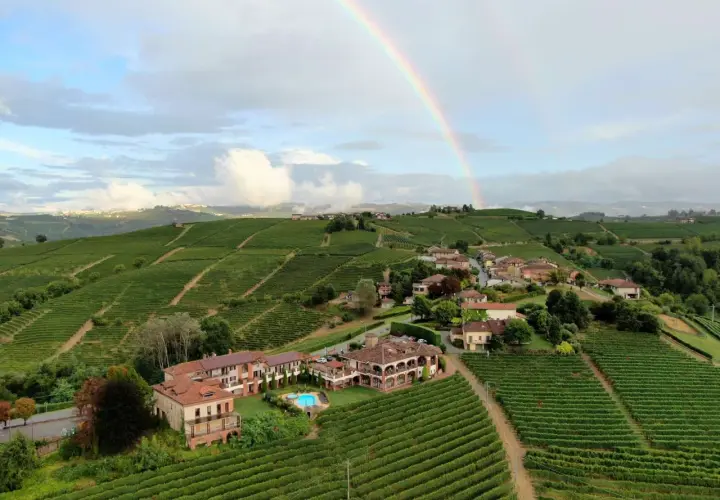 Tenuta Cucco, un'oasi tra le vigne con un arcobaleno che abbraccia il cielo. Un luogo da sogno.