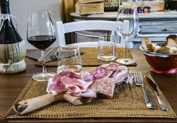 Tagliere di salumi e vino rosso, un assaggio delle cantine Greve in Chianti.