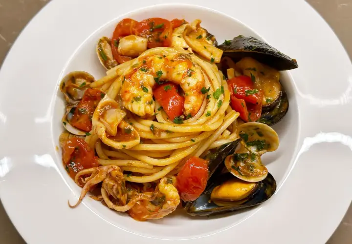 Spaghetti allo scoglio con gamberi, cozze e vongole, un piatto perfetto per un abbinamento vino bianco fresco.