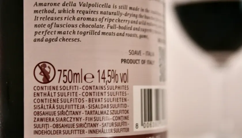 Etichetta di vino Amarone della Valpolicella, 14,5% vol, con indicazione di vino gradazione alcolica minima.