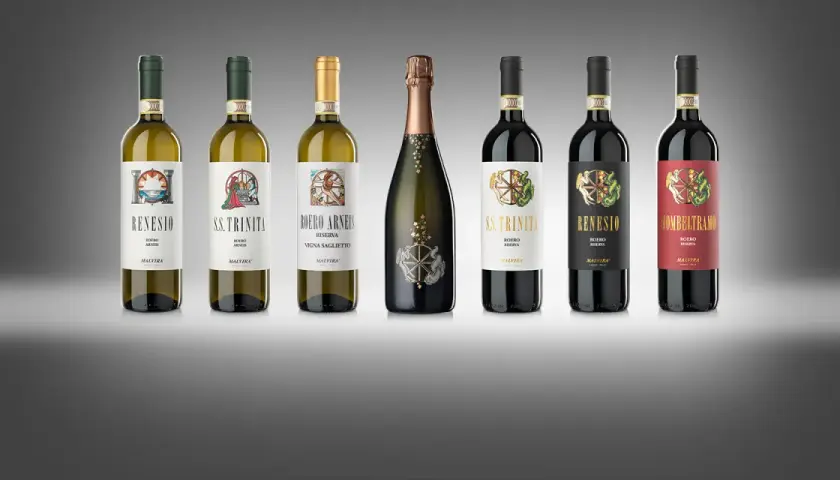 Bottiglie di vino Malvira, tra cui bianchi, rossi e uno spumante, con etichette artistiche che raccontano storie.