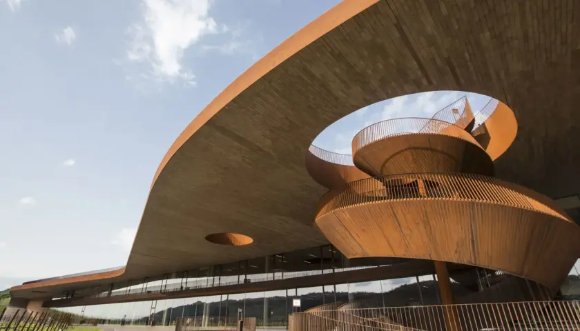 Edificio moderno con scala a chiocciola in corten, tra le cantine più belle Toscana.