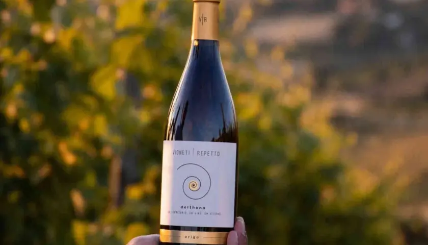 Bottiglia di Timorasso Derthona, perfetta per i tuoi abbinamenti gastronomici. Vigneti Repetto, un vino da scoprire.