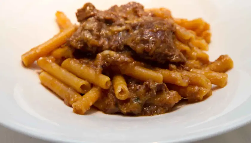 Piatto di pasta con ragù di carne, perfetto come vino da abbinare alla genovese.
