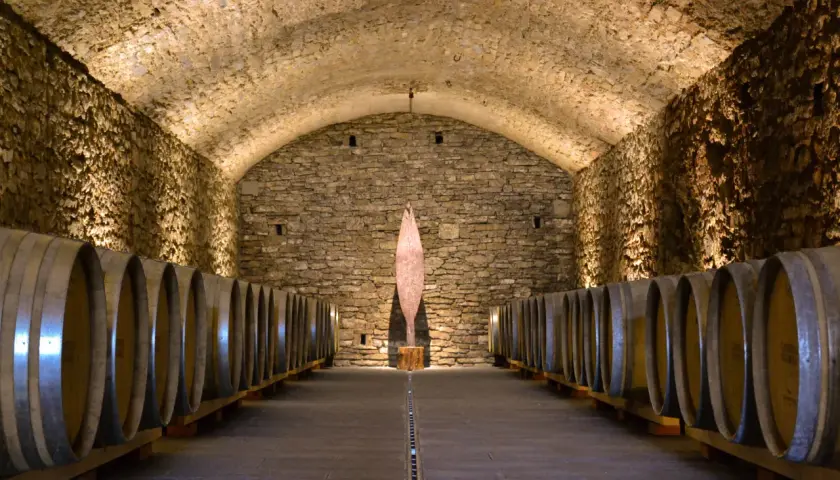 Le cantine Chianti, con le loro volte in pietra e file di botti, custodiscono il tesoro del vino.