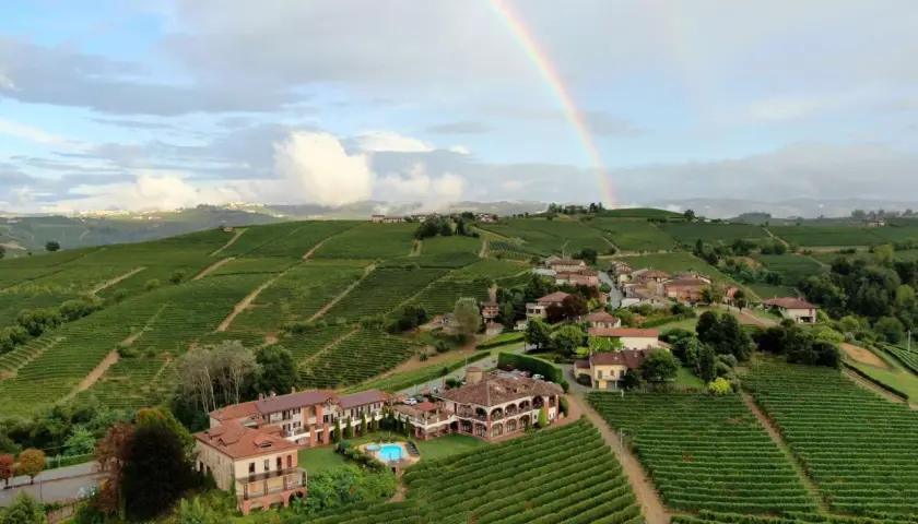Tenuta Cucco, un'oasi tra le vigne con un arcobaleno che abbraccia il cielo. Un luogo da sogno.