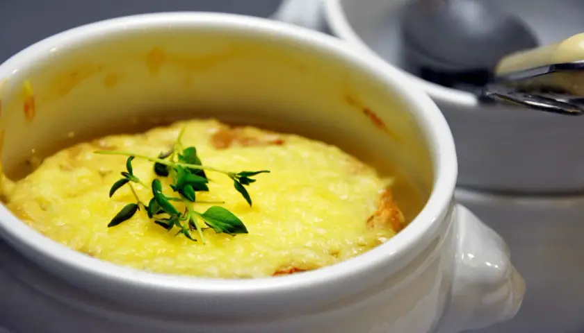 Zuppa di cipolle gratinata, perfetta con un vino bianco secco. Un classico confortante.