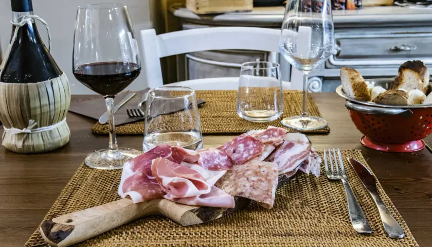 Tagliere di salumi e vino rosso, un assaggio delle cantine Greve in Chianti.