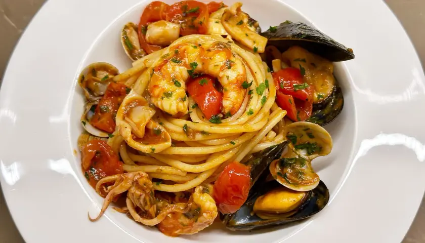 Spaghetti allo scoglio con gamberi, cozze e vongole, un piatto perfetto per un abbinamento vino bianco fresco.