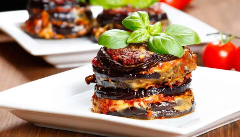 Parmigiana di melanzane, un classico. Cosa abbinare? Un contorno fresco o un buon pane per raccogliere il sugo.