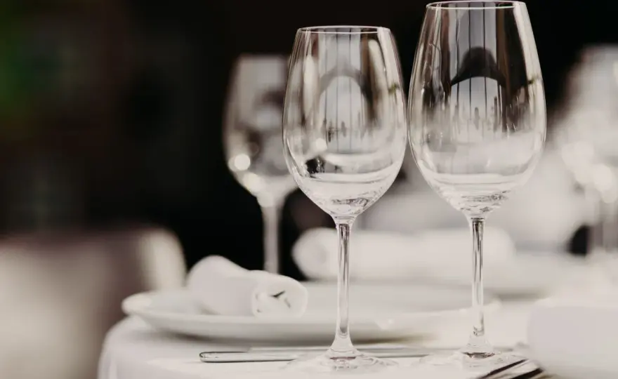 Bicchiere acqua vs calice vino - Scegli il vetro giusto!