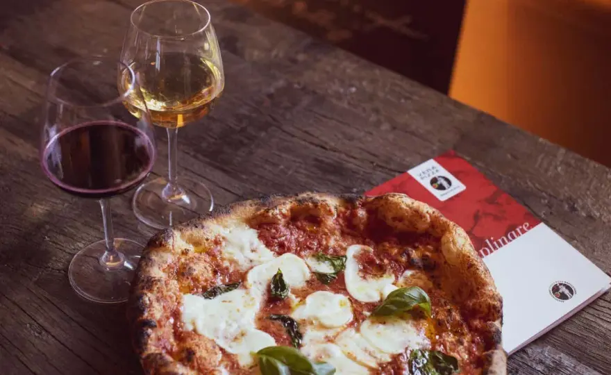 Vino per pizza - La guida definitiva all'abbinamento perfetto