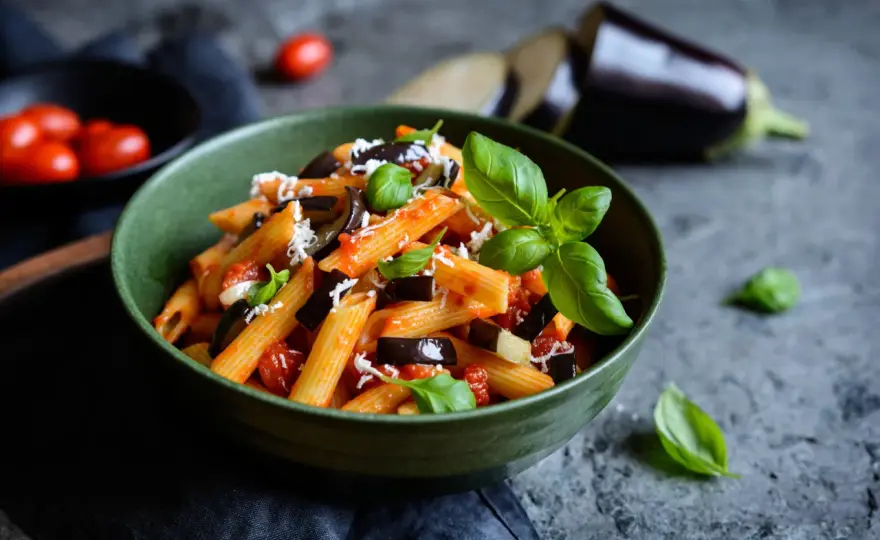 Pasta alla Norma e vino: la guida all'abbinamento perfetto