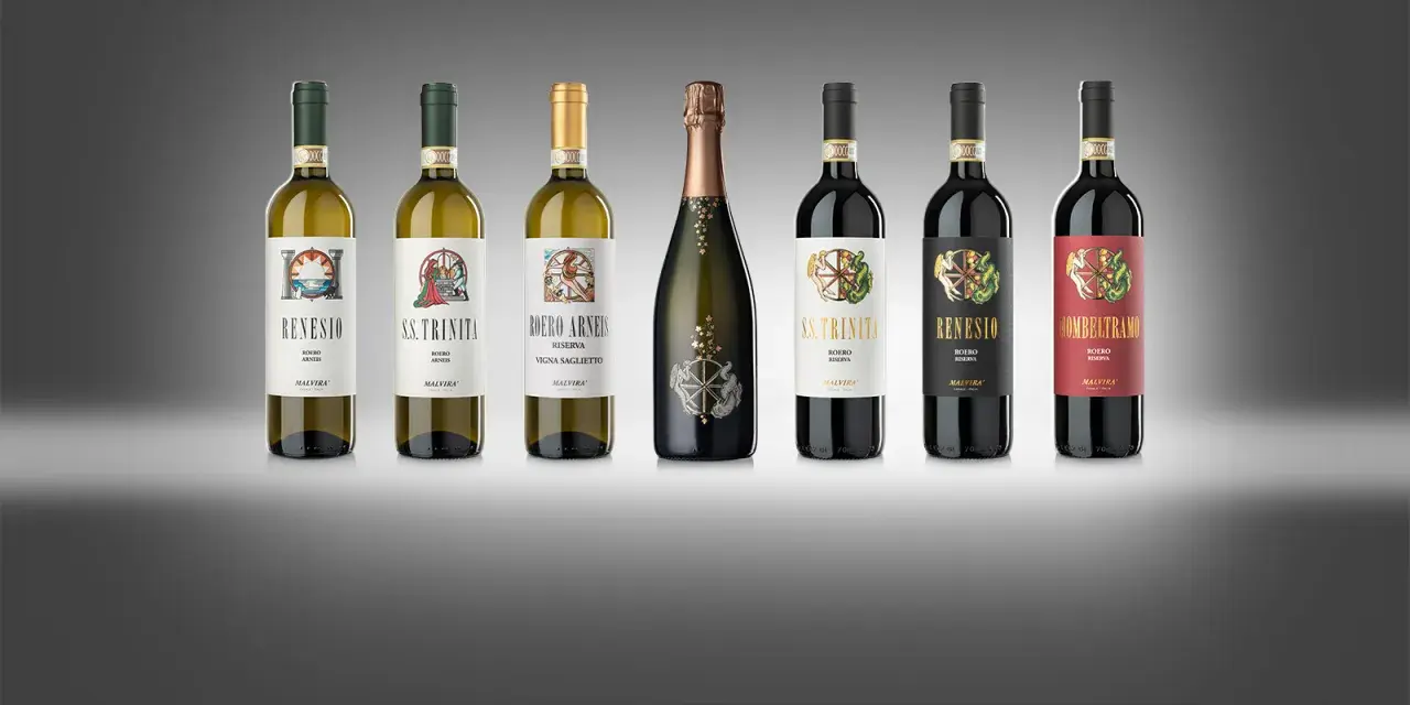 Bottiglie di vino Malvira, tra cui bianchi, rossi e uno spumante, con etichette artistiche che raccontano storie.