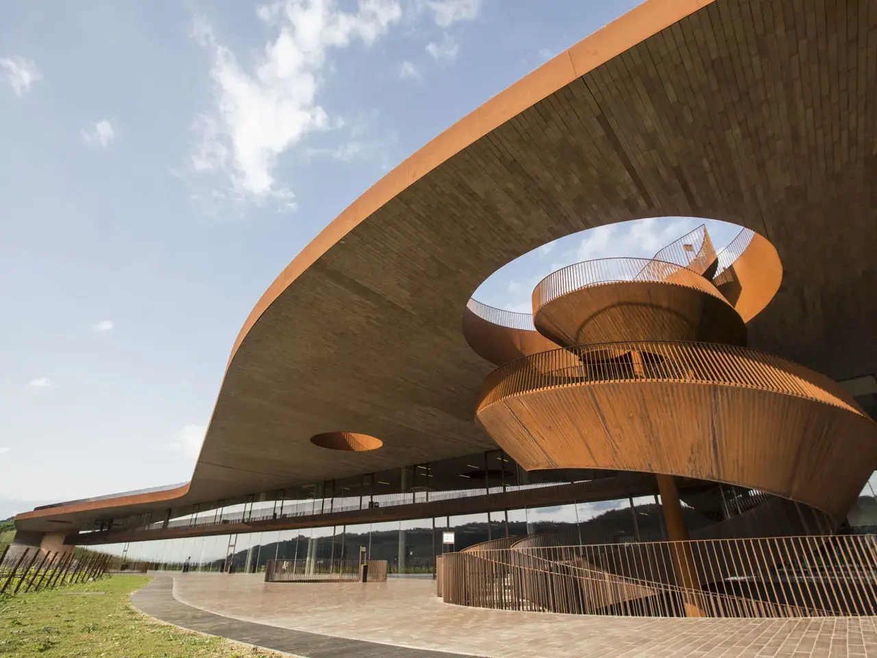 Edificio moderno con scala a chiocciola in corten, tra le cantine più belle Toscana.