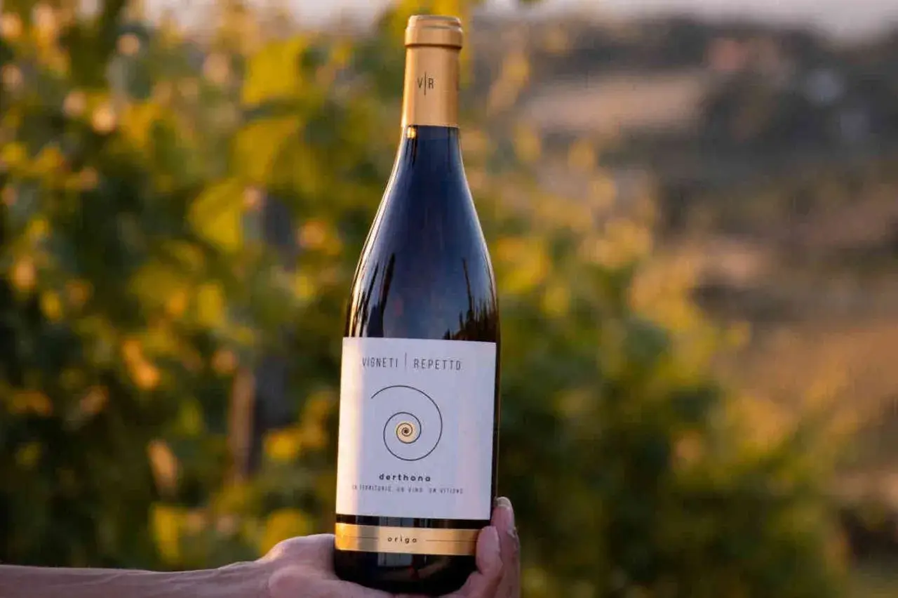 Bottiglia di Timorasso Derthona, perfetta per i tuoi abbinamenti gastronomici. Vigneti Repetto, un vino da scoprire.
