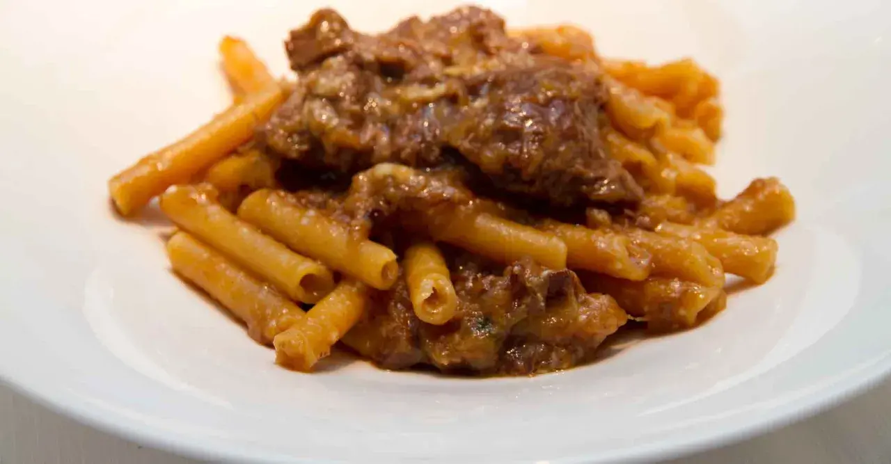 Piatto di pasta con ragù di carne, perfetto come vino da abbinare alla genovese.