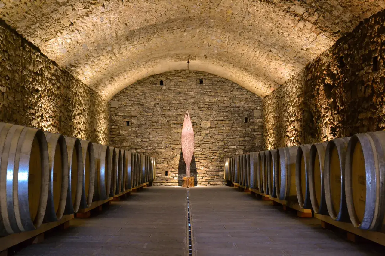 Le cantine Chianti, con le loro volte in pietra e file di botti, custodiscono il tesoro del vino.