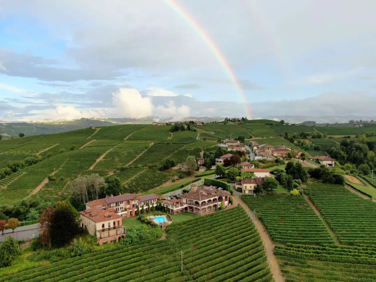 Tenuta Cucco, un'oasi tra le vigne con un arcobaleno che abbraccia il cielo. Un luogo da sogno.