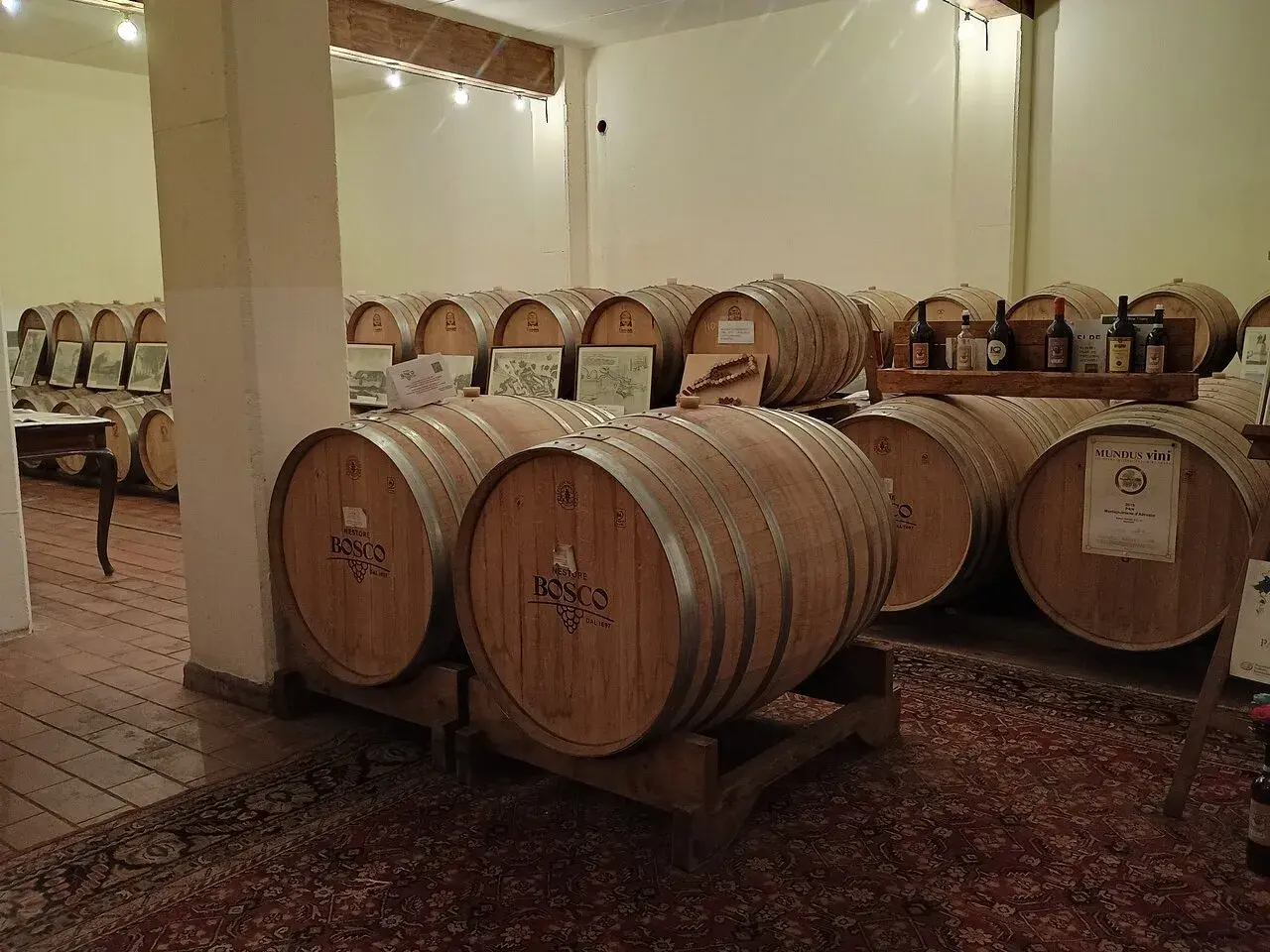 Le cantine Bosco Nestore, un'atmosfera d'altri tempi con botti di legno e bottiglie di vino.