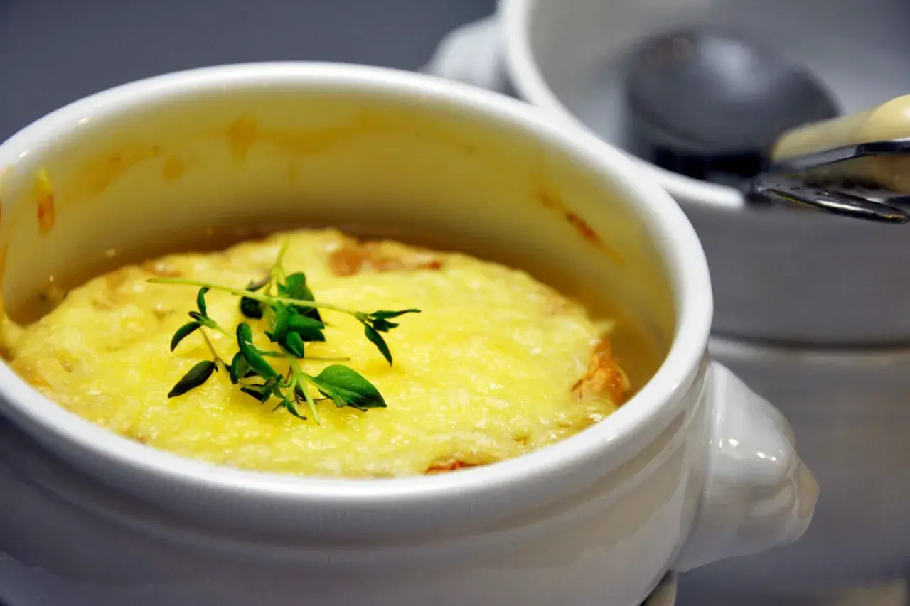 Zuppa di cipolle gratinata, perfetta con un vino bianco secco. Un classico confortante.