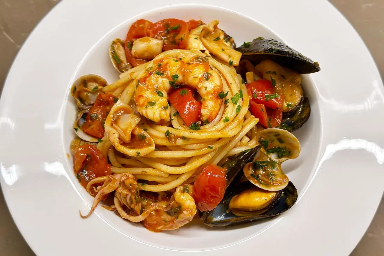 Spaghetti allo scoglio con gamberi, cozze e vongole, un piatto perfetto per un abbinamento vino bianco fresco.