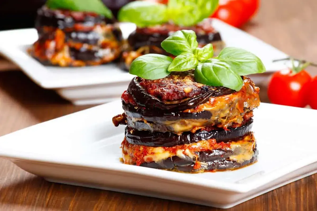 Parmigiana di melanzane, un classico. Cosa abbinare? Un contorno fresco o un buon pane per raccogliere il sugo.
