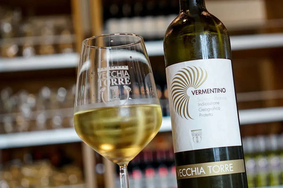 Calice di Vermentino Salento Bianco, perfetto per scoprire i suoi abbinamenti con pesce e crostacei.